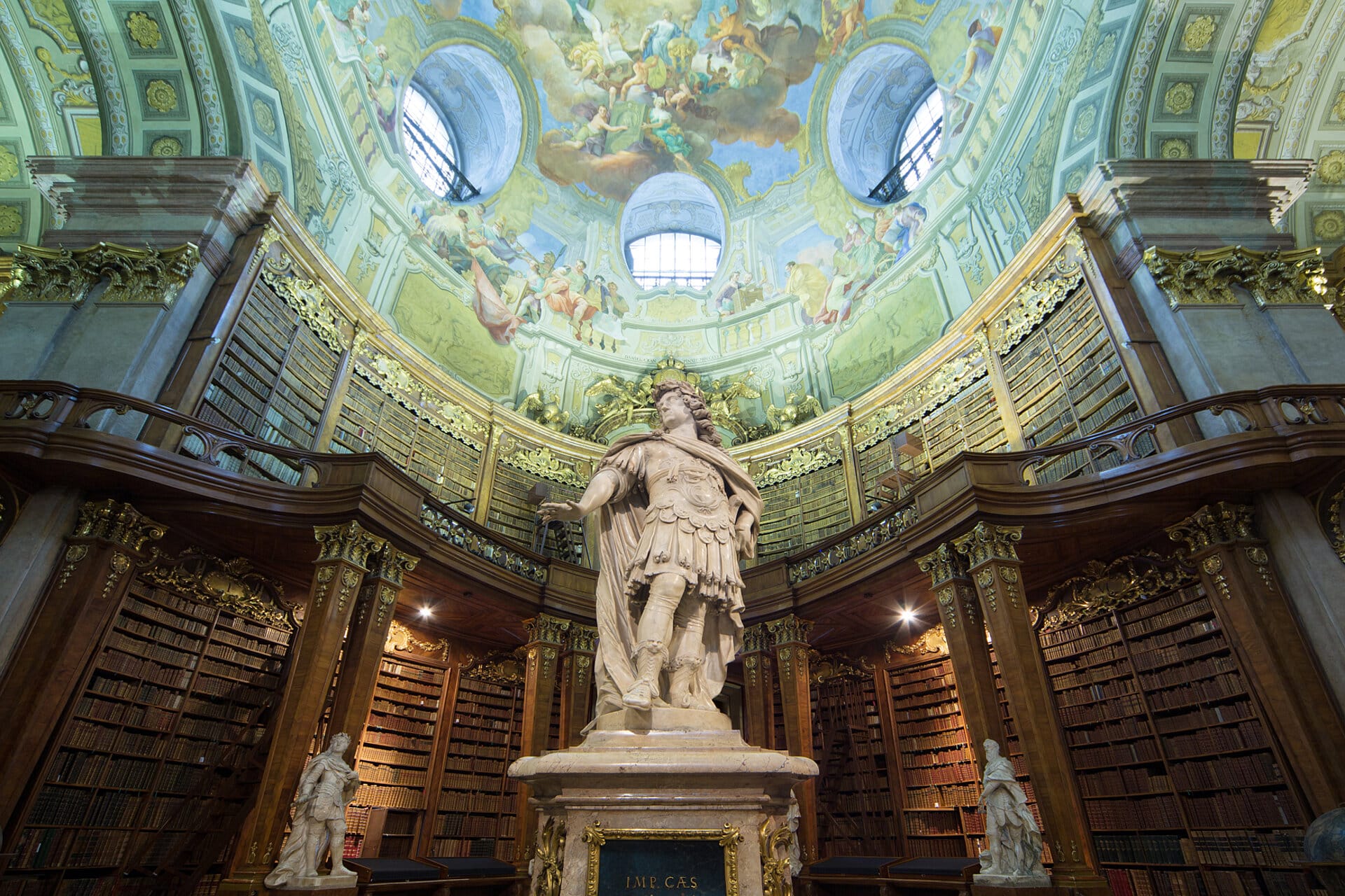 有名なドームのフレスコ画 オーストリア国立図書館 - JA