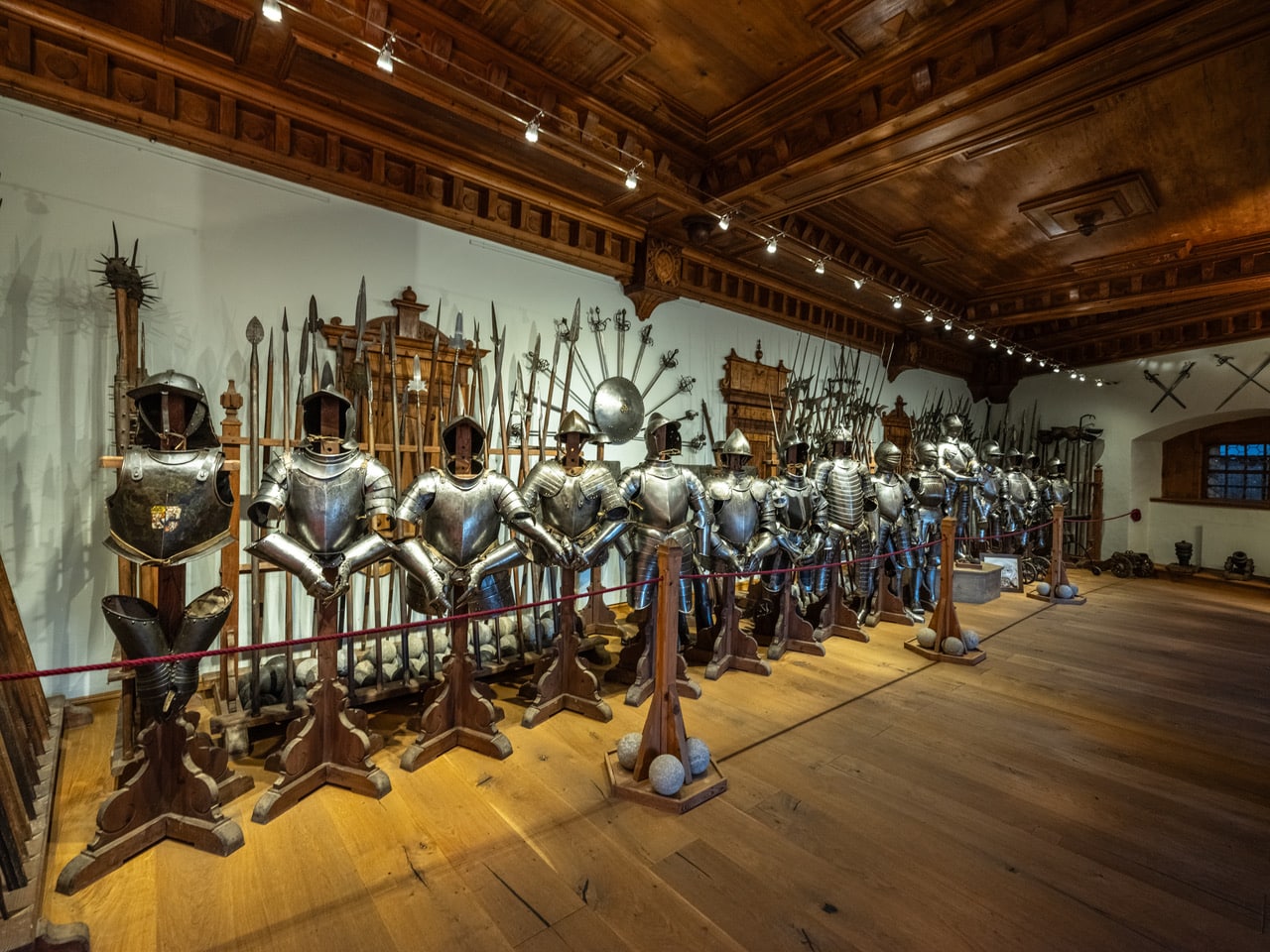 SchlossTratzberg Rittersaal Reihe Rüstungen Komplett TorstenMühlbacher