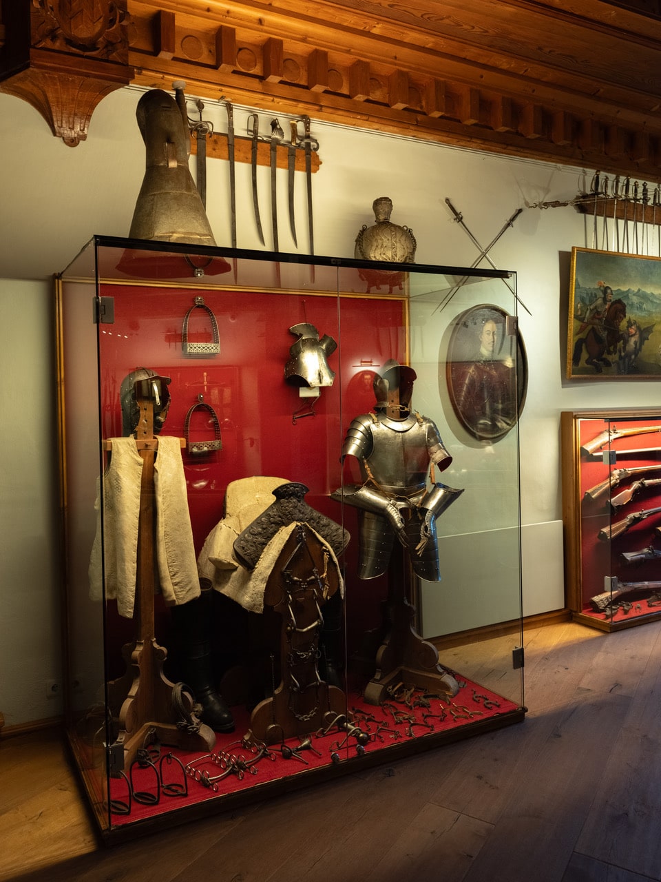 SchlossTratzberg Rittersaal Vitrine Reiterausrüstung Nah TorstenMühlbacher